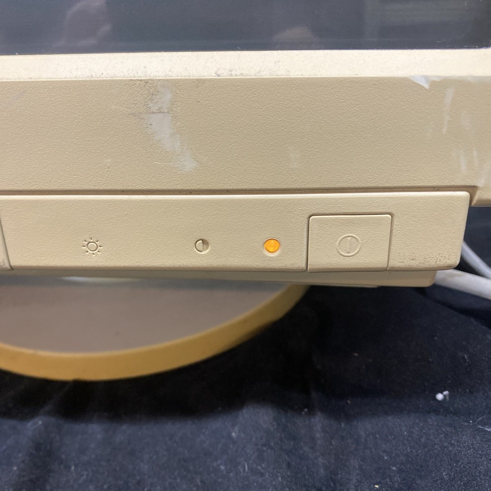 Apple Multiple Scan 15 M2943 15" Display CRT Powers On Damaged Shell Untested.