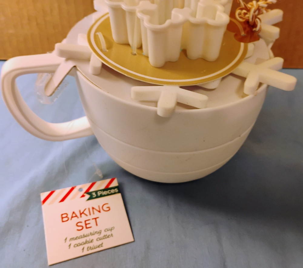 3 Pcs Baking Set, Measuring Cup, Cookie Cutter And Trivet, White Snowflake