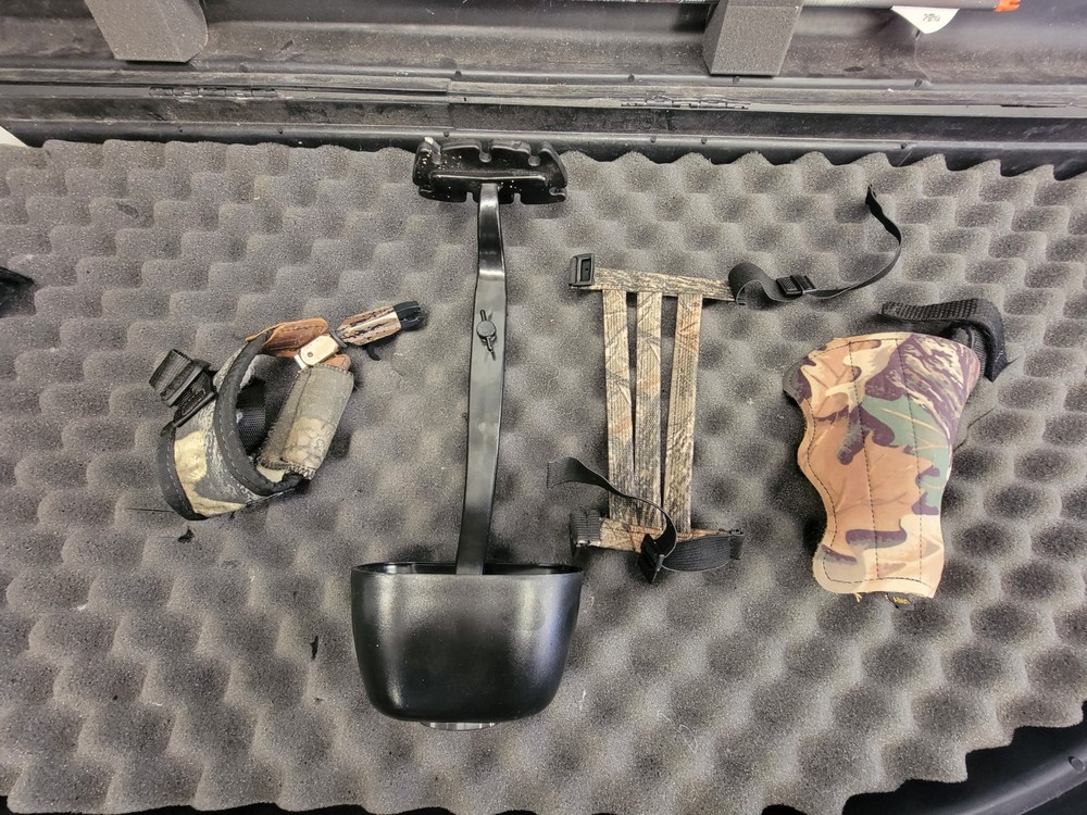 Bear Alaskan Bow Olive 70 lb - W/ Case & Gear