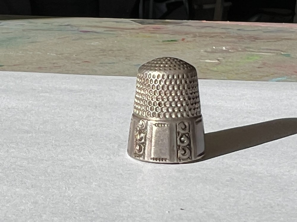 Antique Stern Brothers Anchor Sterling Panel & Scrolls Thimble