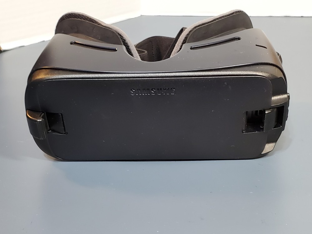 Samsung Gear VR Model SM-R323 Oculus VR Headset