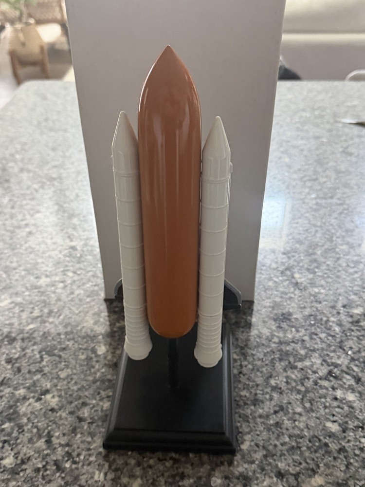 Executive Series NASA Space Shuttle (Discovery) Orbiter Full Stack 1/200 Scale