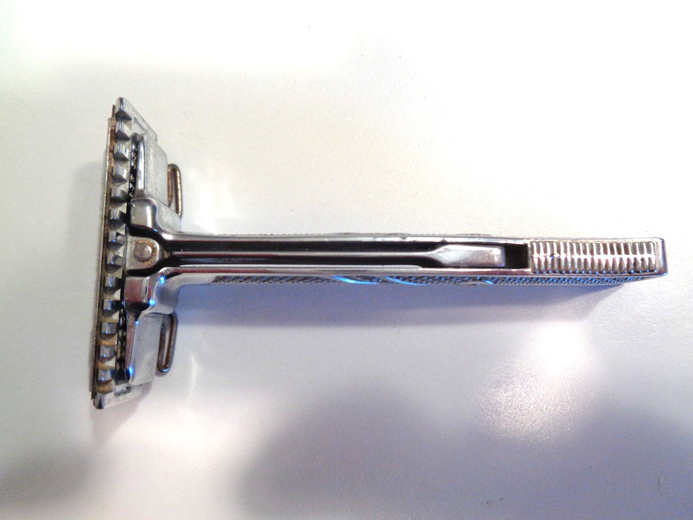 VINTAGE DeHAVEN MODEL NO. 3 RAZOR IN BAKELITE/CELLUOID CASE
