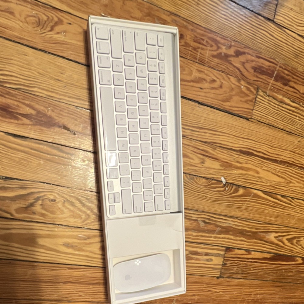 Apple Wireless Keyboard QWERTY English & Magic Mouse Bundle - White