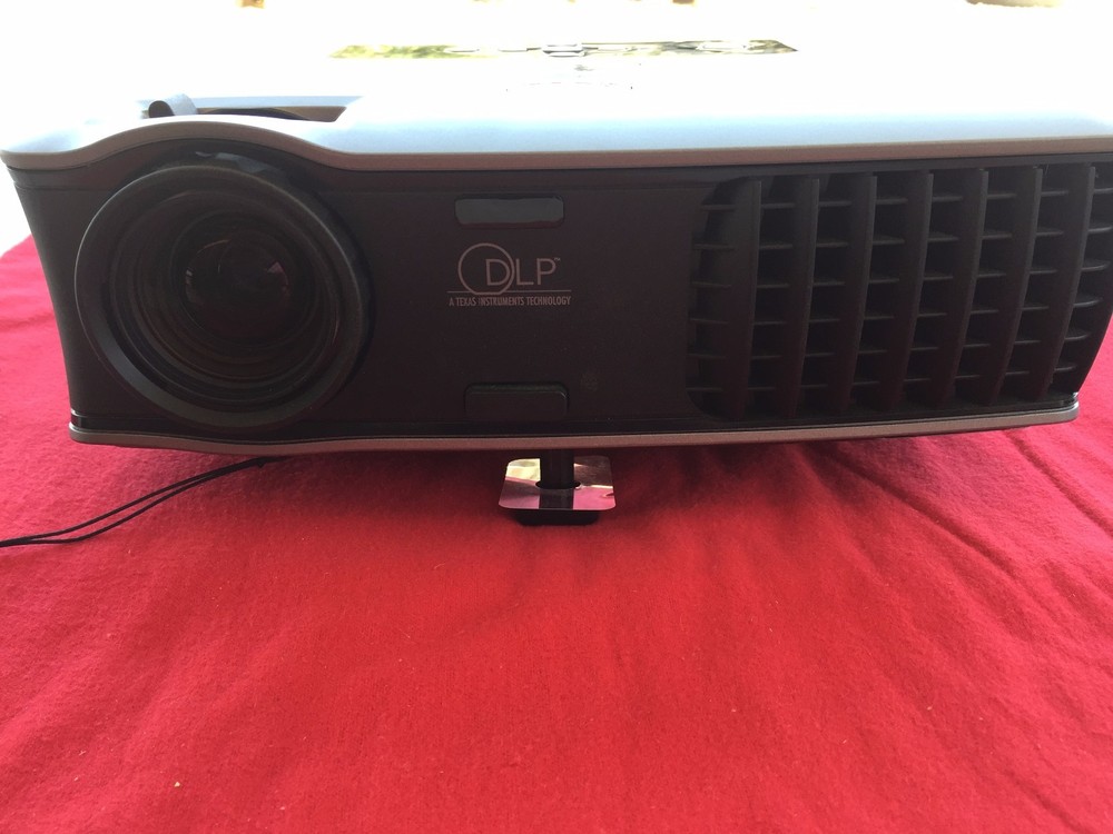 Dell DLP Front Projector With Case, Power Cable, and Remote