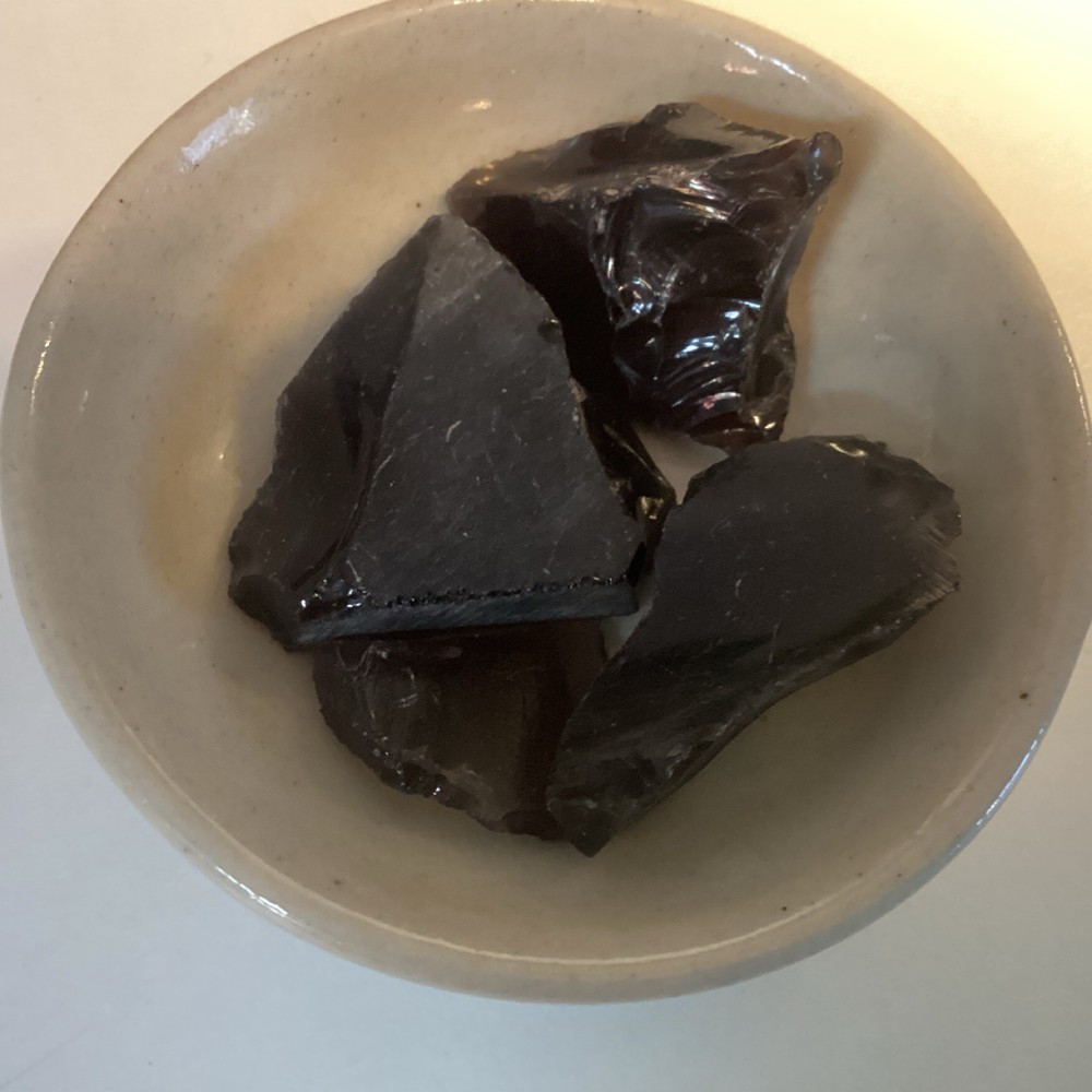 Obsidian flint knapping shards. Decorative bag. L2