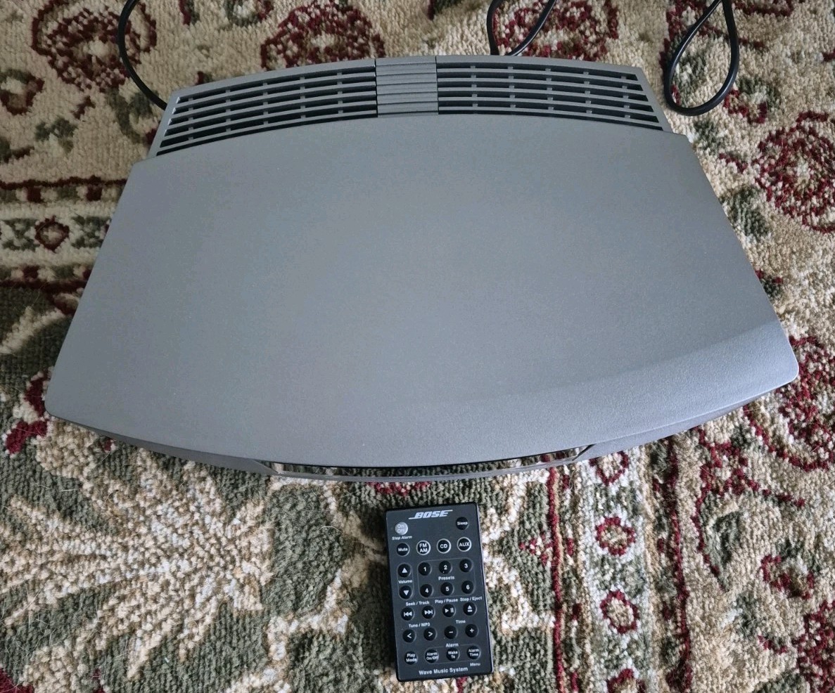 BOSE Wave Music System CD am fm radio with remote works great sounds excellent