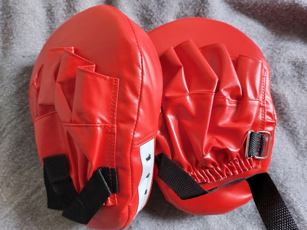 Venum Curved PU Punching Pads (2 pcs)