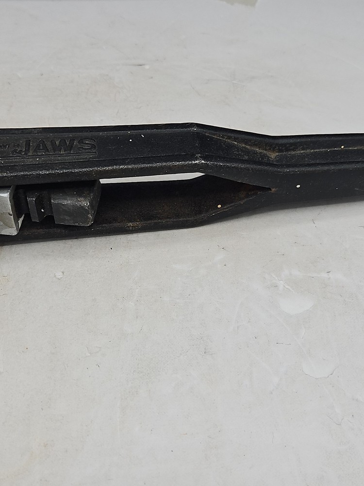 Unique Power Jaws Adjustable Multi Angle Pipe Wrench Rotating Ratcheting Tool