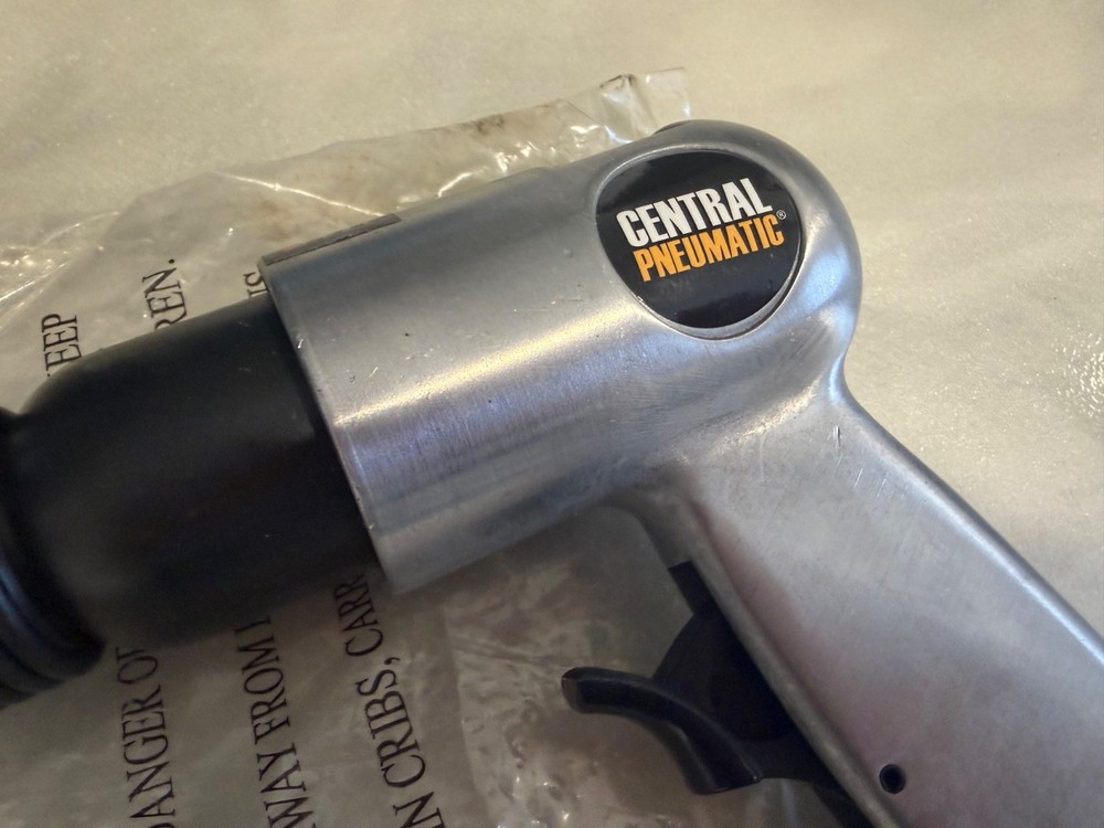 new central pneumatic air hammer chisel new 92037 with bits tools