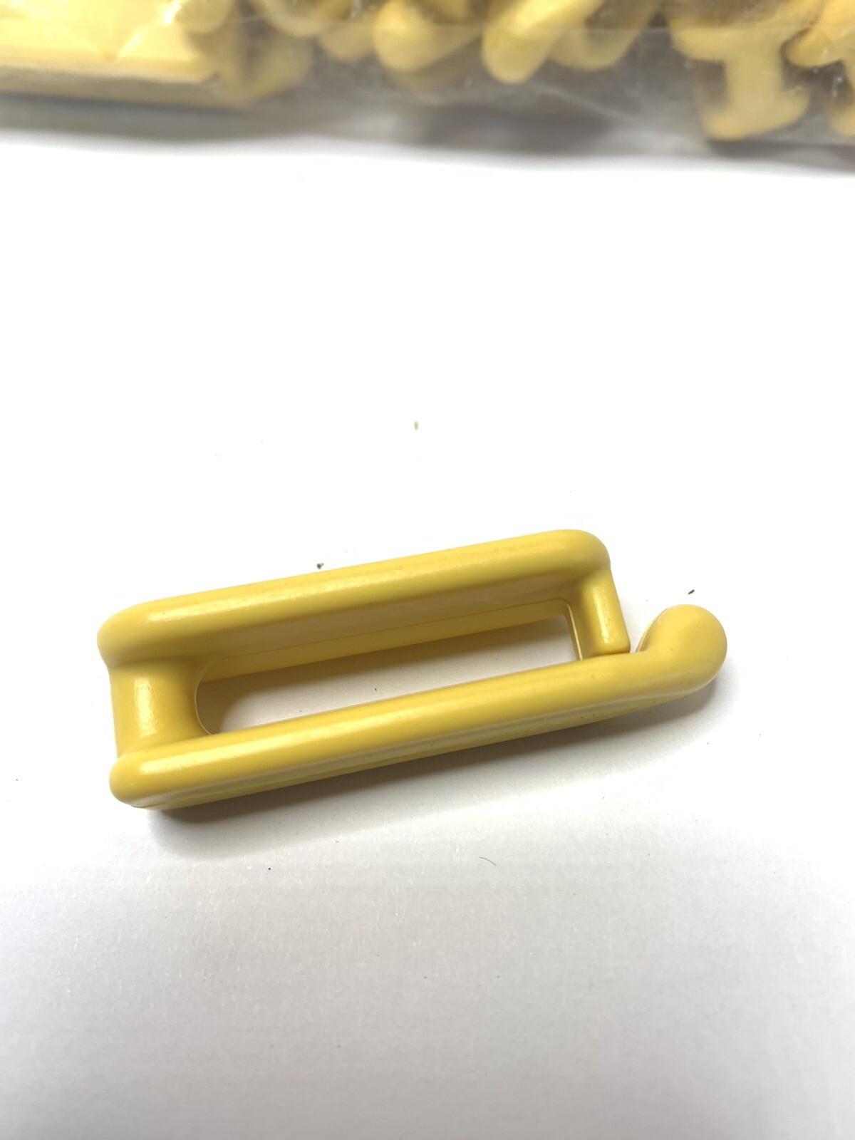 100, Original Temple One-piece Blank Yellow Livestock Cow, Large ID Tags