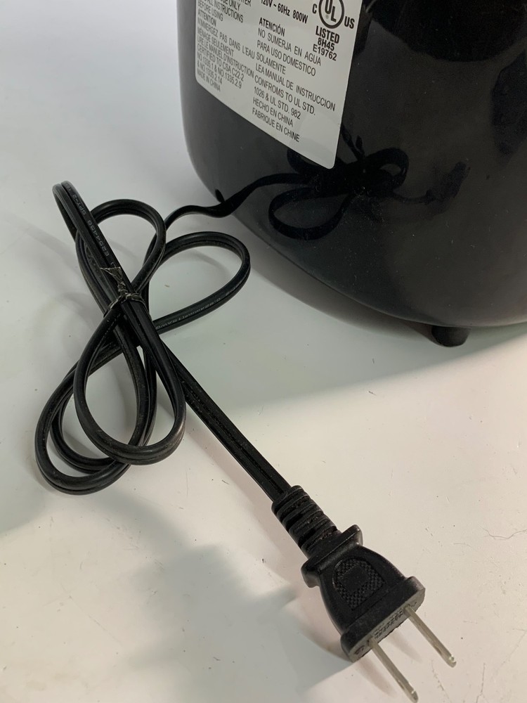 West Bend 41300 Dual Blade 2.5 lbs. Bread Maker & Dough Machine