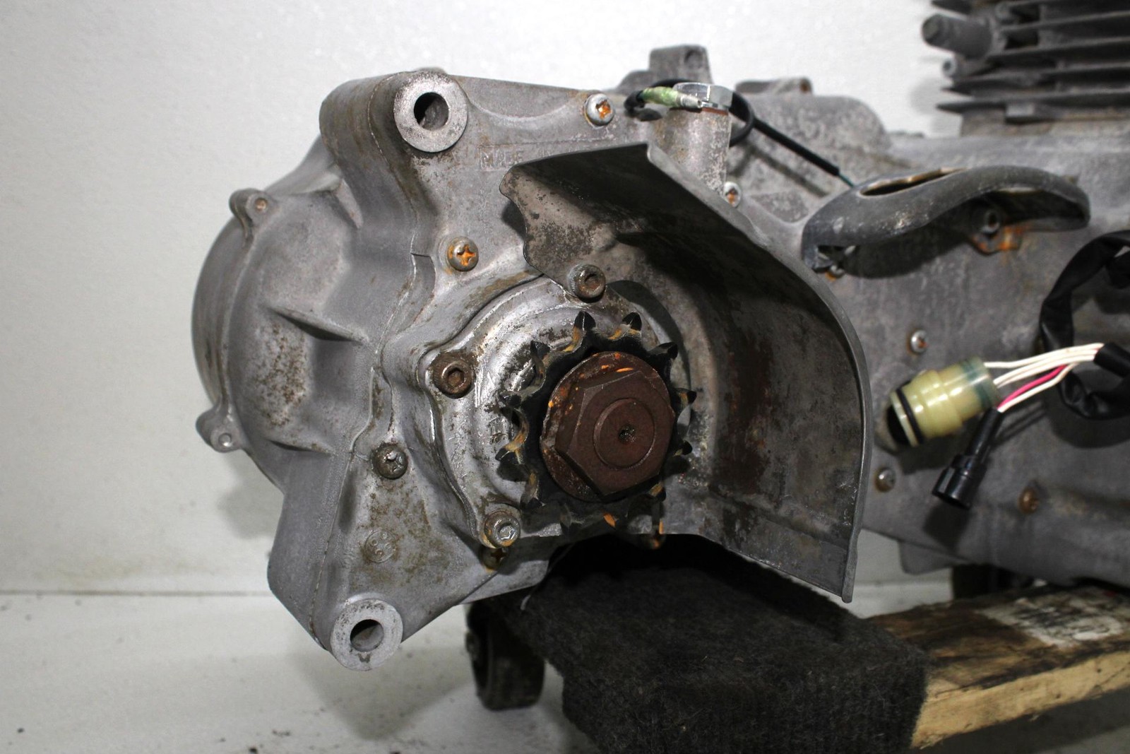 04-13 YAMAHA GRIZZLY 125 ENGINE MOTOR HEAD CASES CRANK SHAFT RUNS!