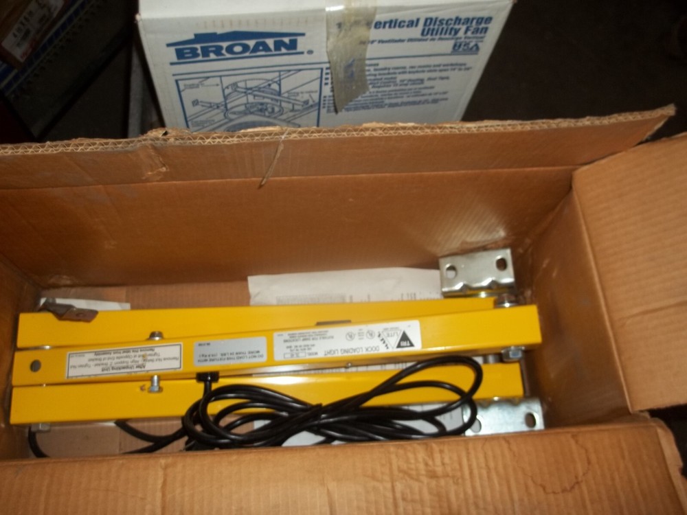 MARS TRI LITE DOCK LOADING LIGHT DL-40 SUITABLE FOR DAMP LOCATIONS (485)