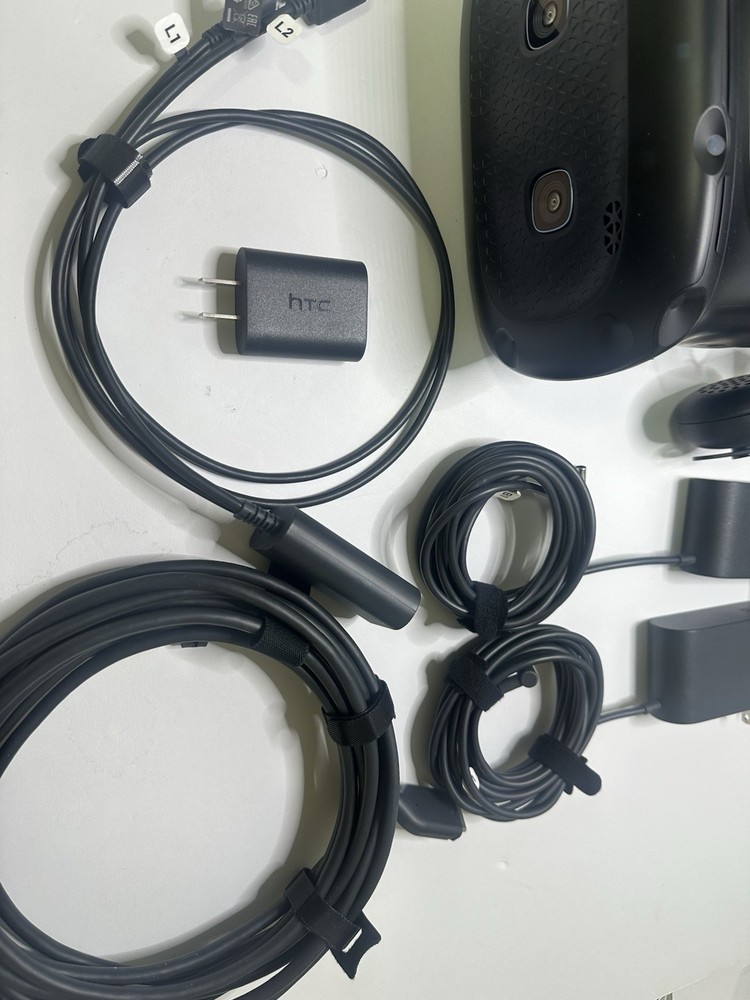 HTC Vive Cosmos Elite Full VR Kit with Base Stations, Controllers