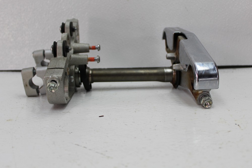 2009 SUZUKI GZ250 (#331) TRIPLE TREE STEERING STEM FORK CLAMP