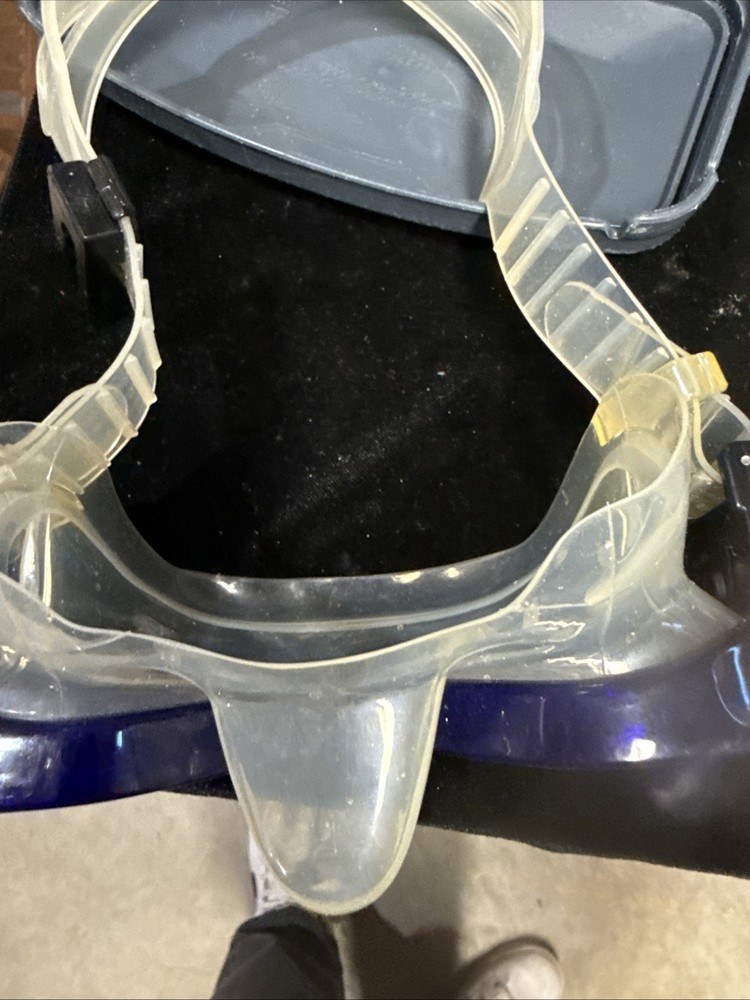 USED ScubaPro Solara Mask - Blue WITH CASE NEEDS A GOOD CLEANING