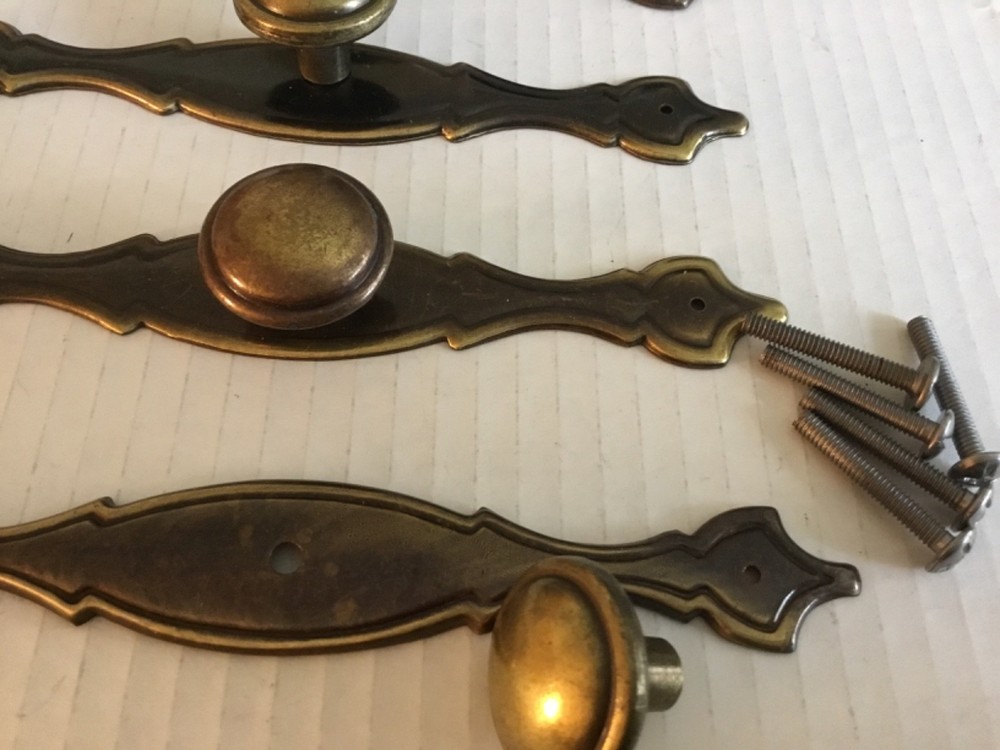 LOT OF 5 VINTAGE BRASS PULLS W/ BACKPLATES & KNOBS (BS 90094)