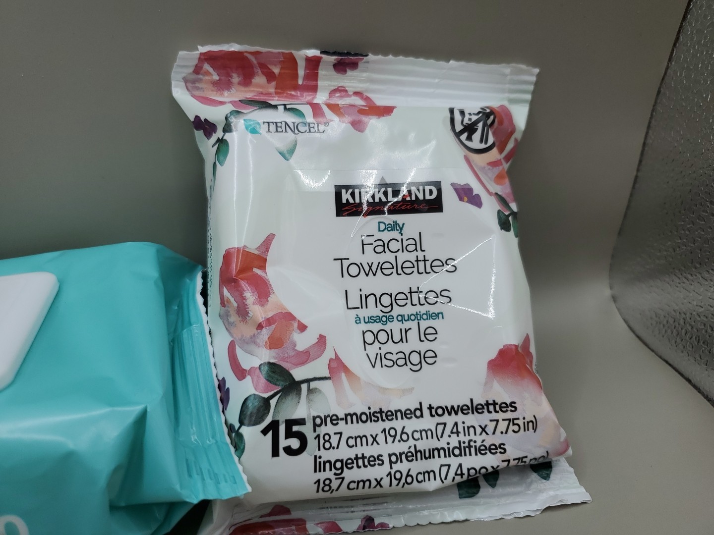 Kirkland Signature Daily Facial Towelettes Cleanse Skin Remove Makeup BB 02/2028