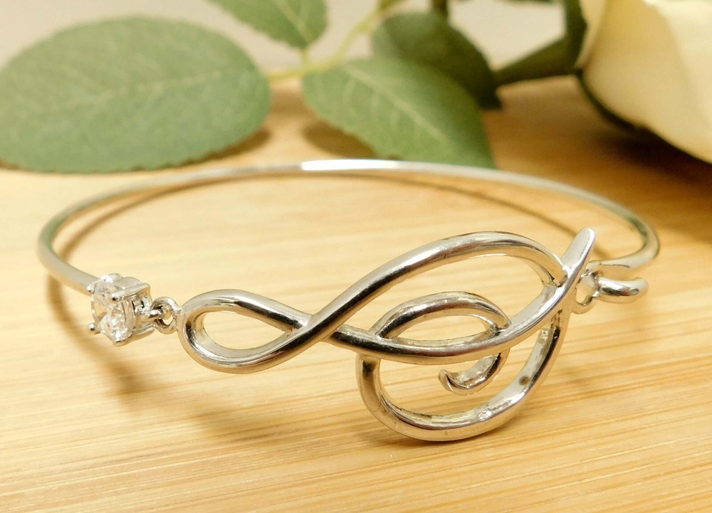 MUSICAL TREBLE CLEF NOTE, CRYSTAL RHINESTONE SILVERTONE BANGLE BRACELET