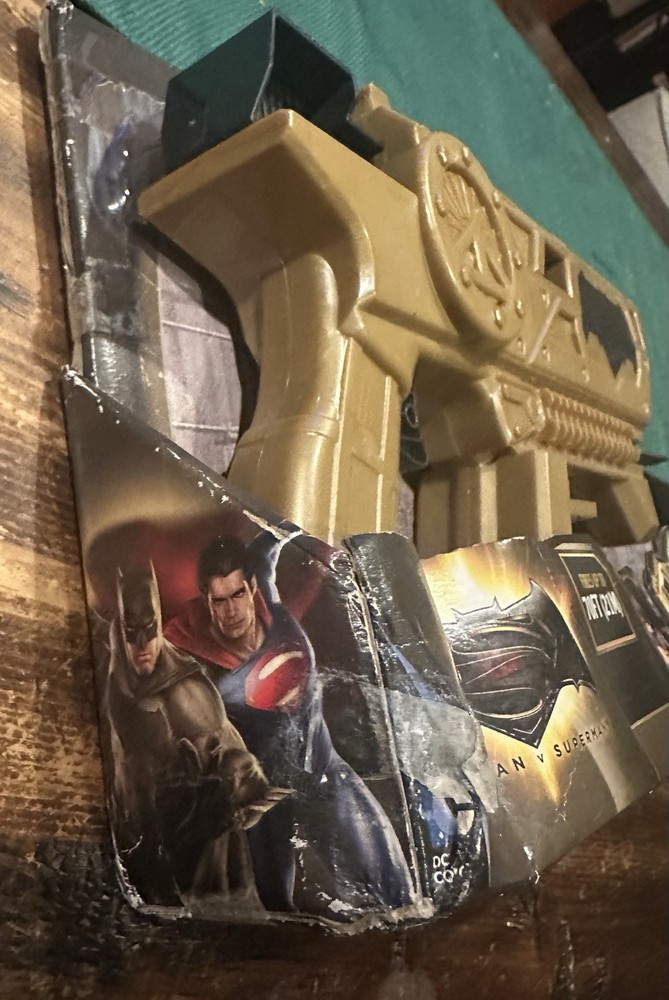 Kryptonite Strike Blaster BATMAN VS SUPERMAN Dart Gun (missing darts)