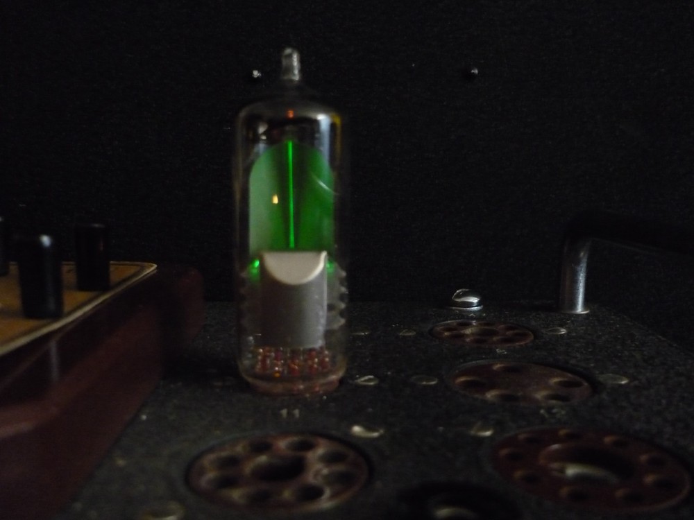 1pc. 6E1P / 6Е1П ~ EM80, 6BR5 Magic Eye Indicator EXTRA SHARP. with SOCKET