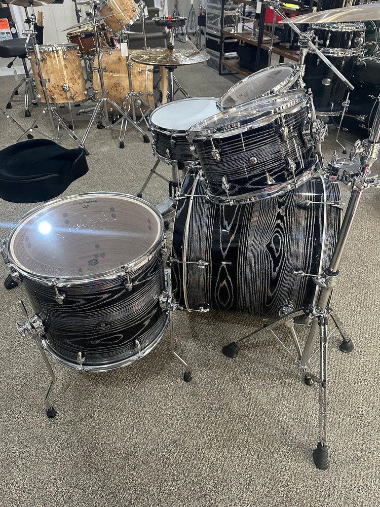 SOUNDWAVE MASTER GALAXY SERIES EXPLORER RAINBOW SILVER DRUM KIT.