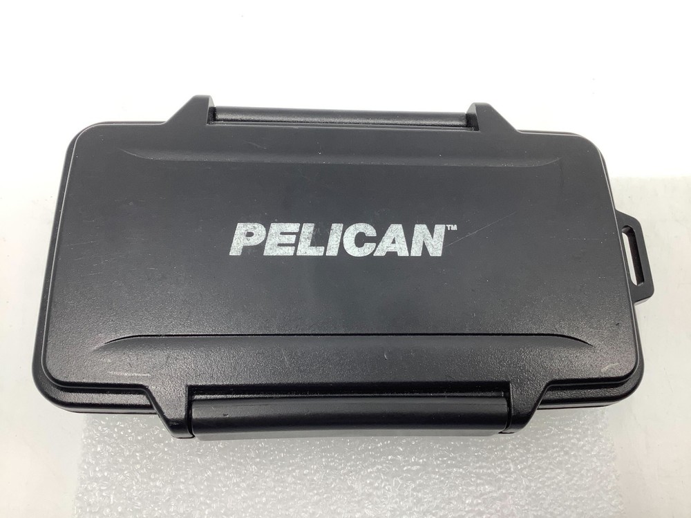 Pelican 0915 Memory Card Case - Fair Condition; Case latch does not lock