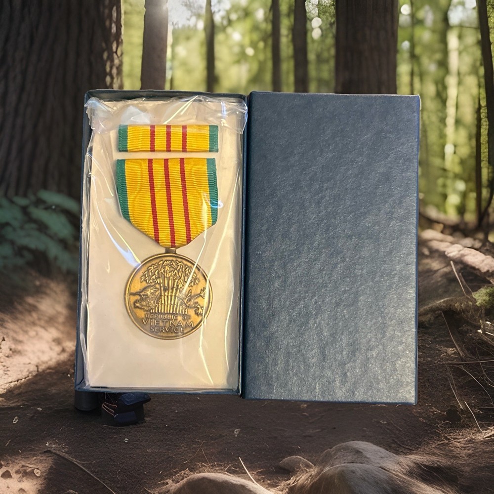 VIETNAM SERVICE MEDAL/RIBBON / BOX - FULL SIZE - AUTHORIZED ISSUE (DATED 12/69)