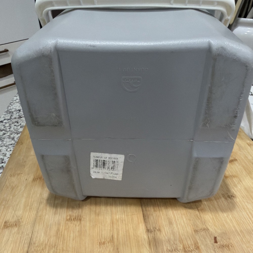 Igloo Quantum 12 cooler 18 can capacity Lockable USA. 12 Quart Gray White *