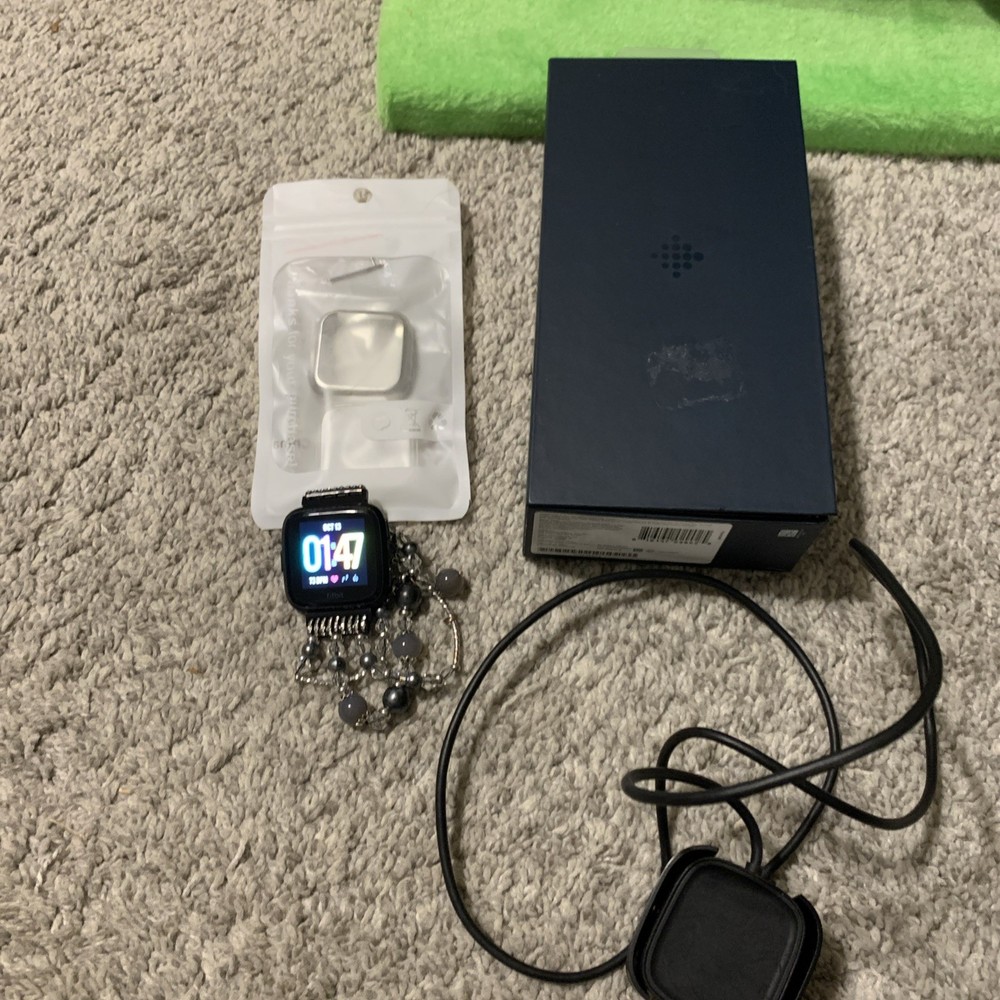 FitBit Versa Smart Watch FB504  Band & Charger