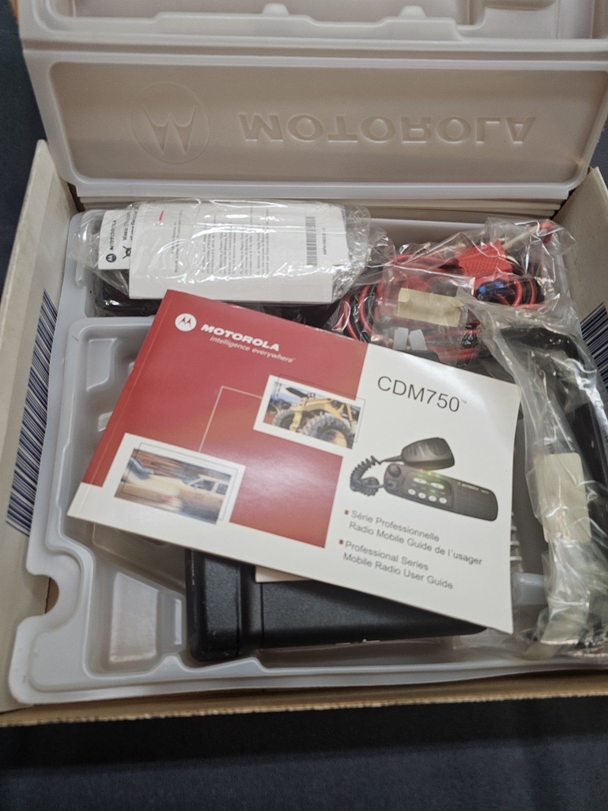 NEW in Box Motorola CDM750 UHF 403-470MHz 40 Watt AAM25RKC9AA1AN