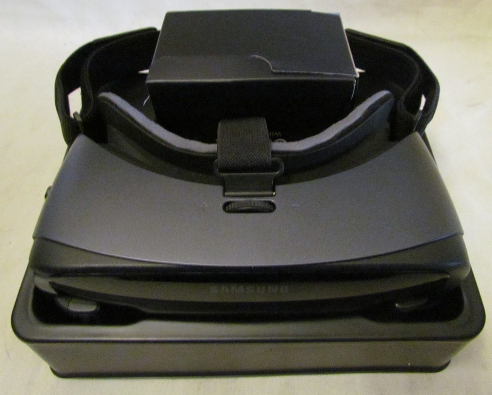 Samsung Gear VR Powered By Oculus Virtual Headset W/Controller SM-R324