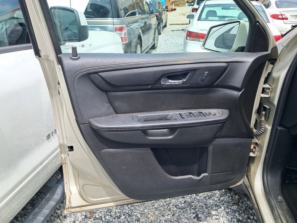 TRAVERSE 2017 Glove Box 4744060
