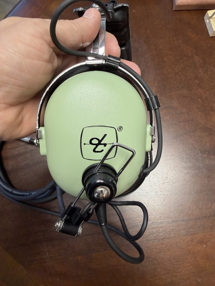 David Clark Pilot’s Flight Headset. In Like New Condition.
