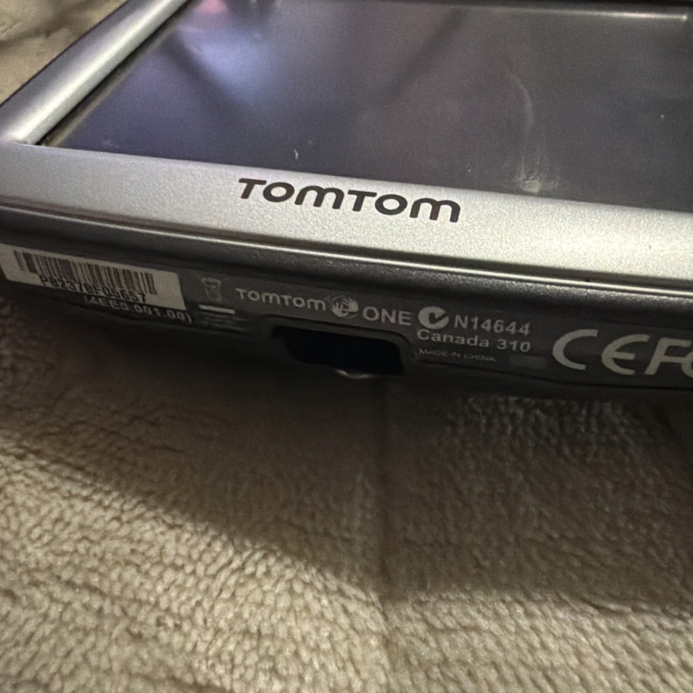TomTom ONE N14644 GPS - Two Units One Charger Both Work