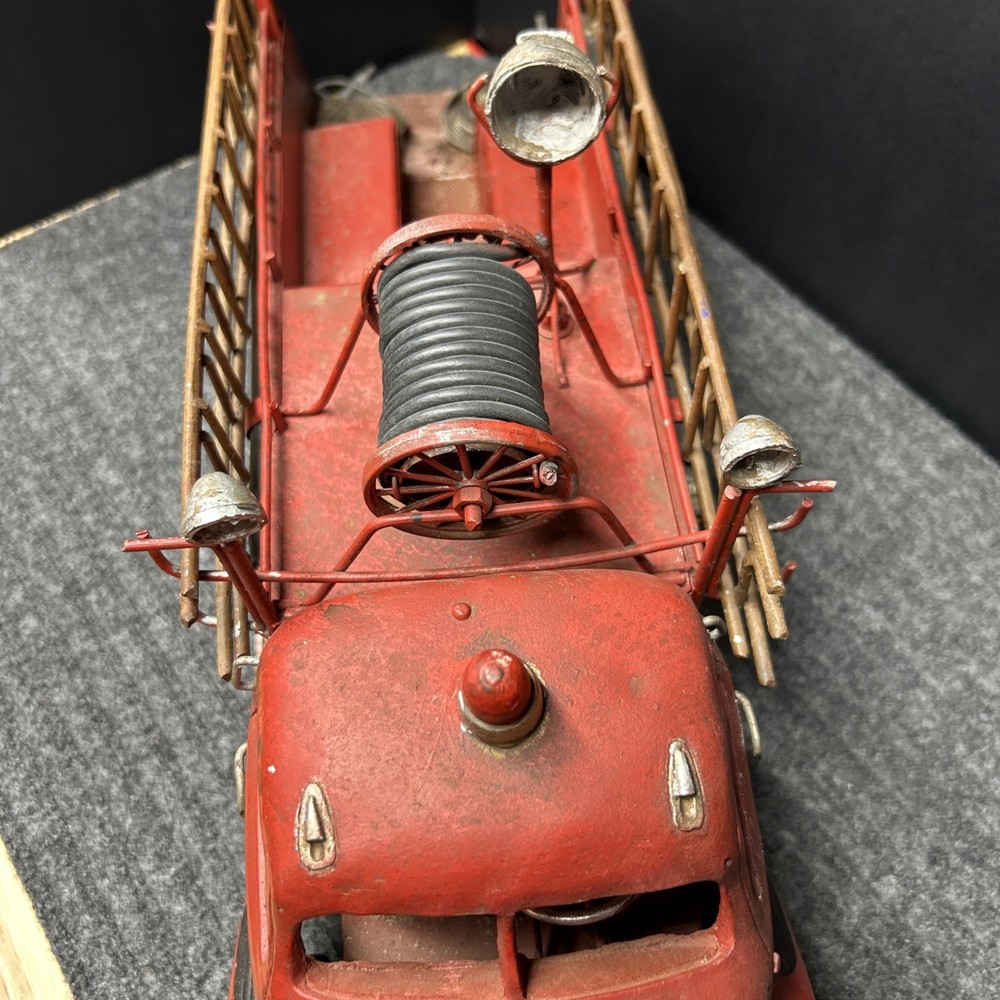 Antique Metal Fire Engine. Removable Side Ladders. In Good Condition .￼