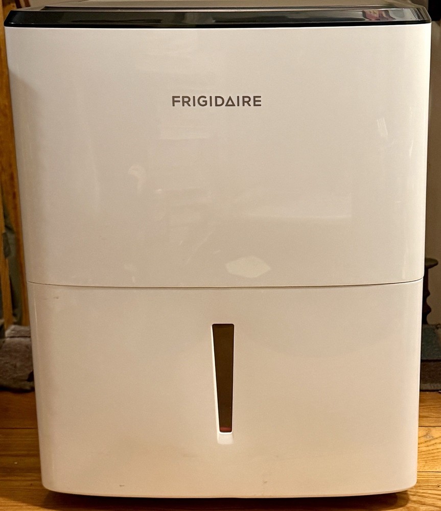 FRIGIDAIRE DEHUMIDIFIER FFAD2233W1 22-Pint Digital Timer Tested & Working