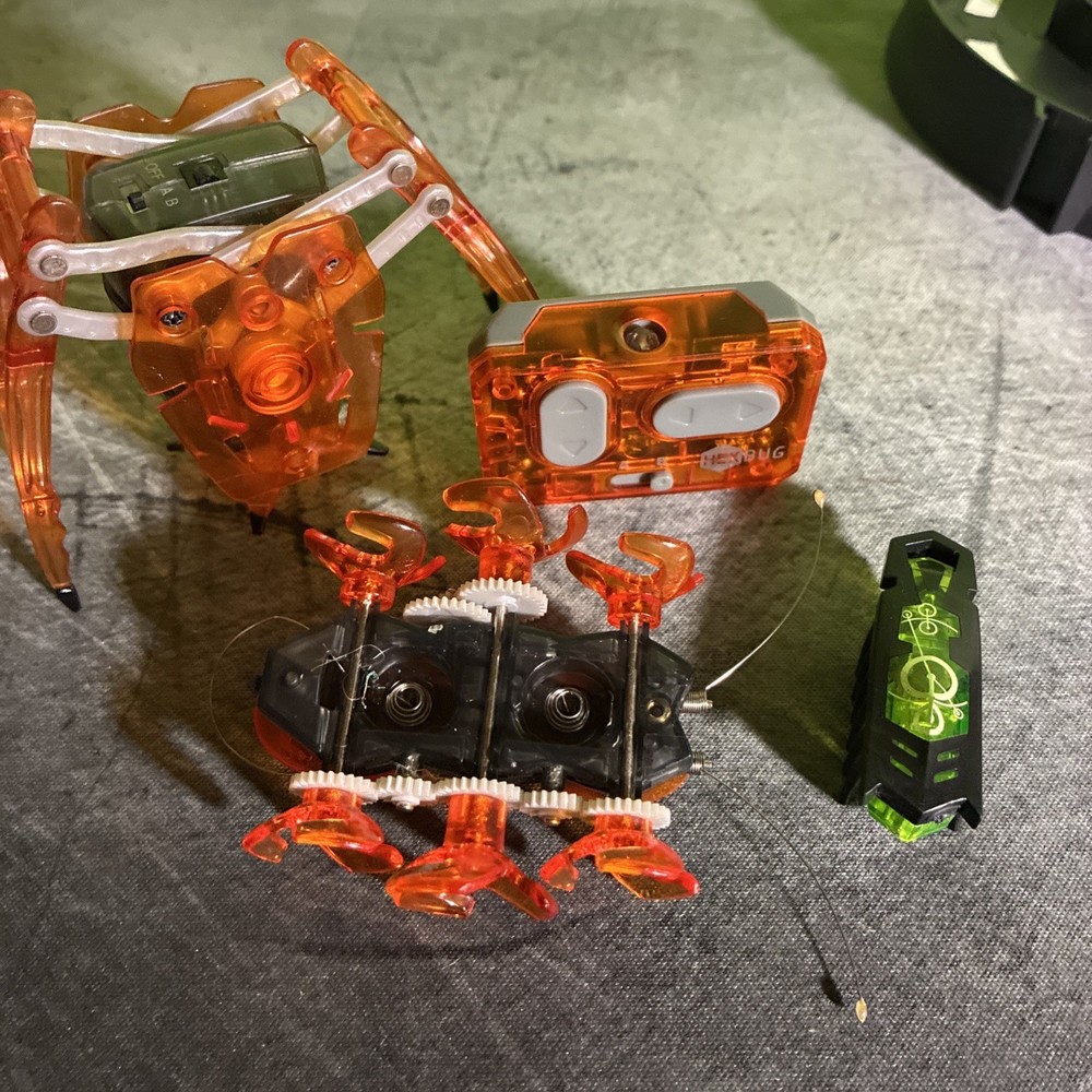 MASSIVE HEXBUG LOT, 15 Different Bots Included Track, Two Warrior Bots Remotes