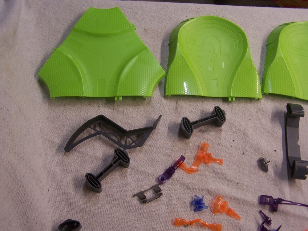 HEX BUG battle arena and 5 bugs with parts nice shape