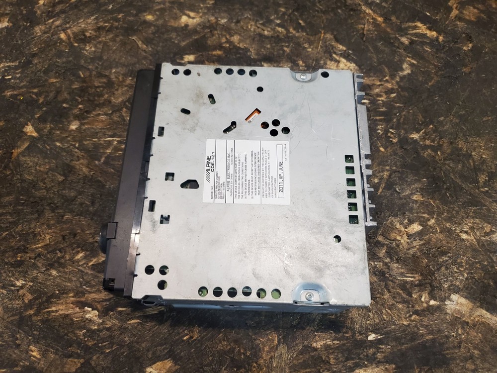 Alpine CDE-121 Radio Head Unit