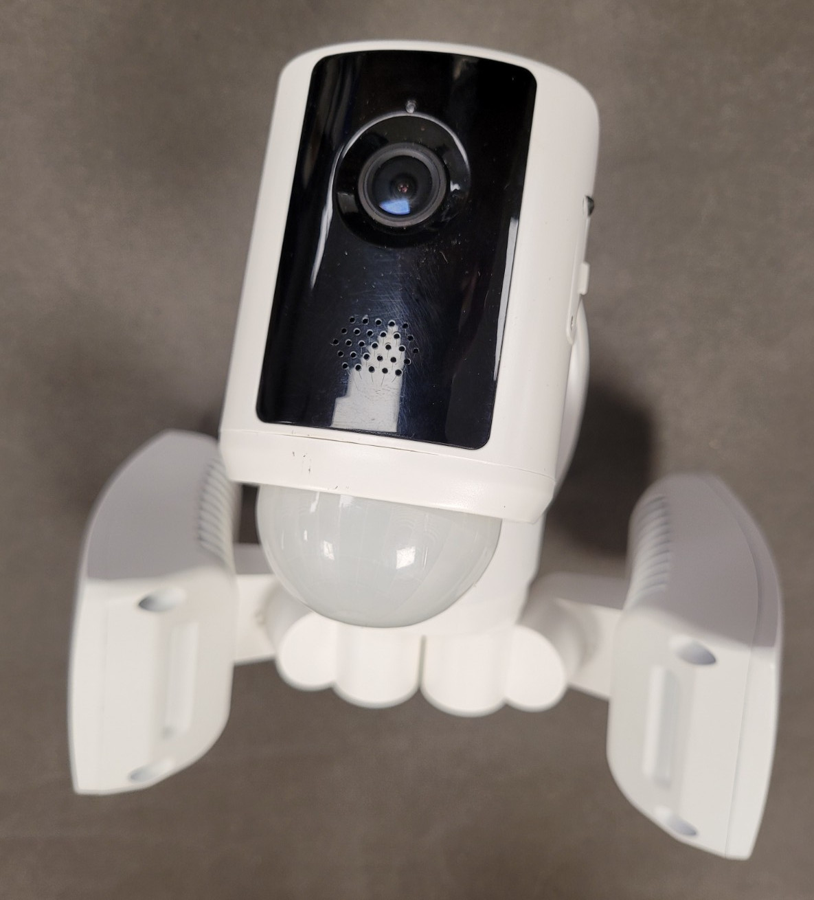 Feit Electric SEC3000 Smart Wi-Fi Flood Light with Security Camera 1080p HD