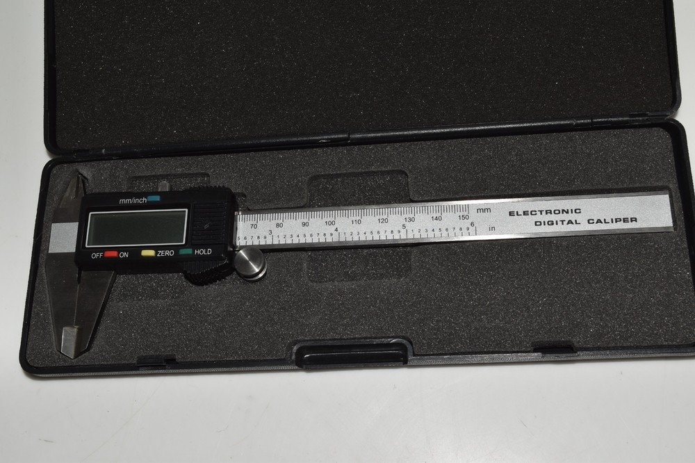 ELECTRONIC DIGITAL CALIPER IN CASE (TYK6)
