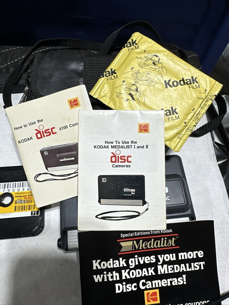 Several Vintage Cameras And Flash Bulbs, Read Full Description
