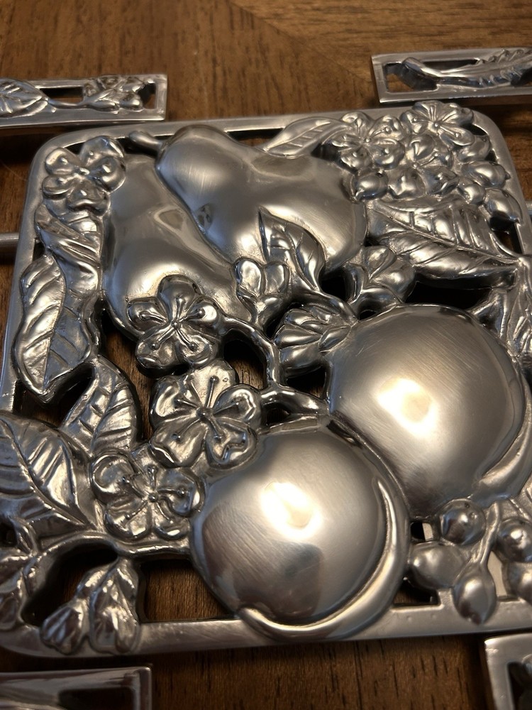 Lenox Expandable Trivet Serveware