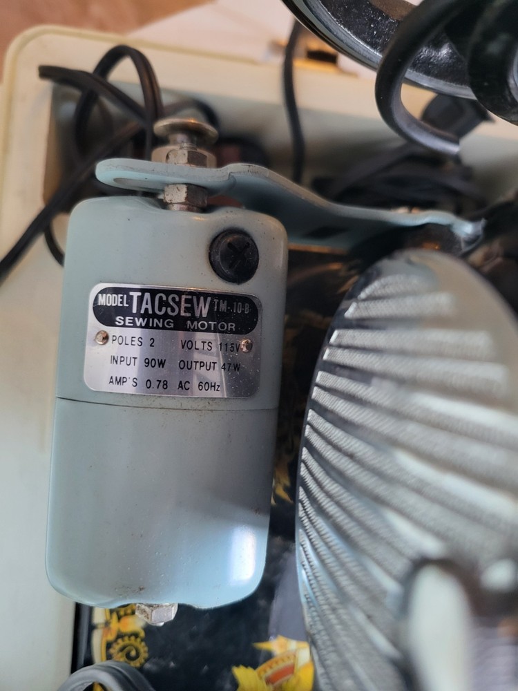 Singer Sewing Machine Model 15, iconic "Sphinx" Version