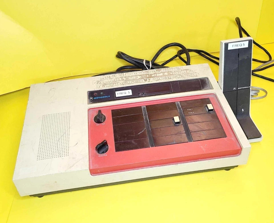 *UNTESTED MAYBE FUSE ISSUE?* VINTAGE MOTOROLA XT1605CM INTERCOM SYSTEM W/ MIC