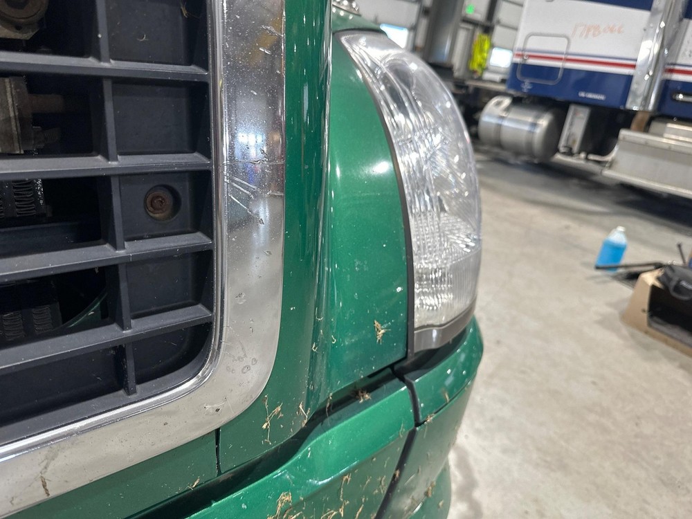 2003-2017 Volvo VNL Grille - Used