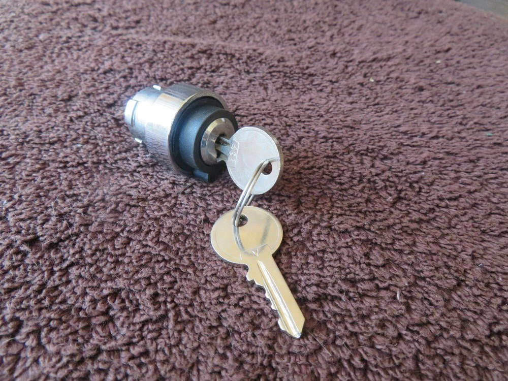 NEW UNKNOWN NAME 2 POSITION SELECTOR SWITCH RB2-BG4 RB2BG4 W/KEYS