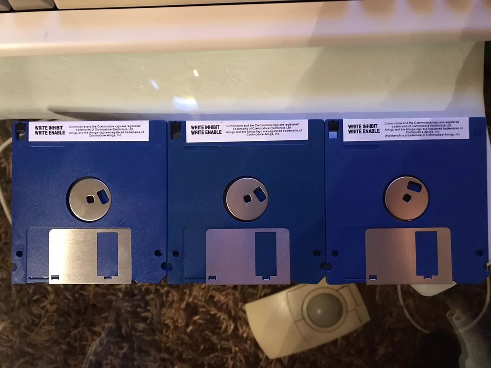 Workbench Version 2.05 Amiga, 3 Floppy Disk 3.5